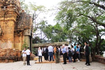 Quan chức APEC thăm tháp cổ nghìn tuổi ở Nha Trang