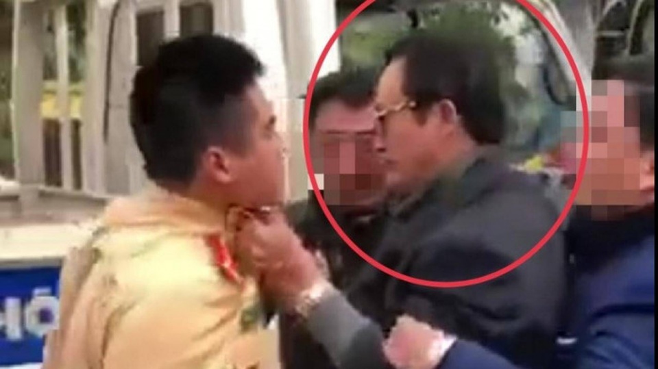 Chống đối khi bị kiểm tra nồng độ cồn: Cần phạt thật nặng - 1 Chống đối khi bị kiểm tra nồng độ cồn: Cần phạt thật nặng - 1