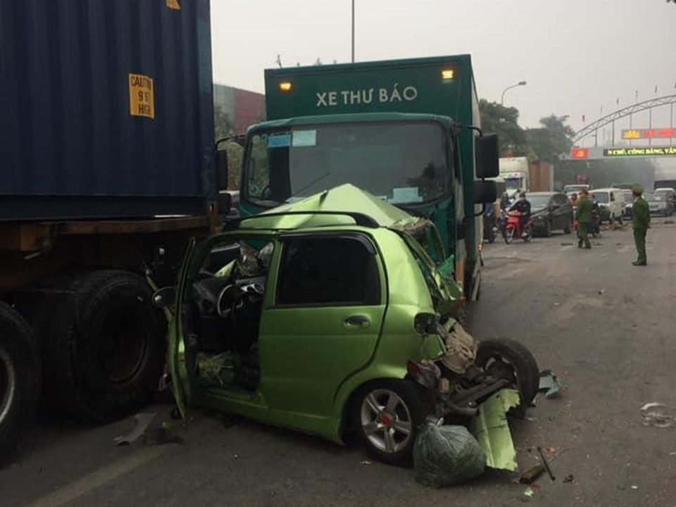Hà Nội: Xe thư báo húc 2 ô tô dừng chờ đèn đỏ - 1 Hà Nội: Xe thư báo húc 2 ô tô dừng chờ đèn đỏ - 1