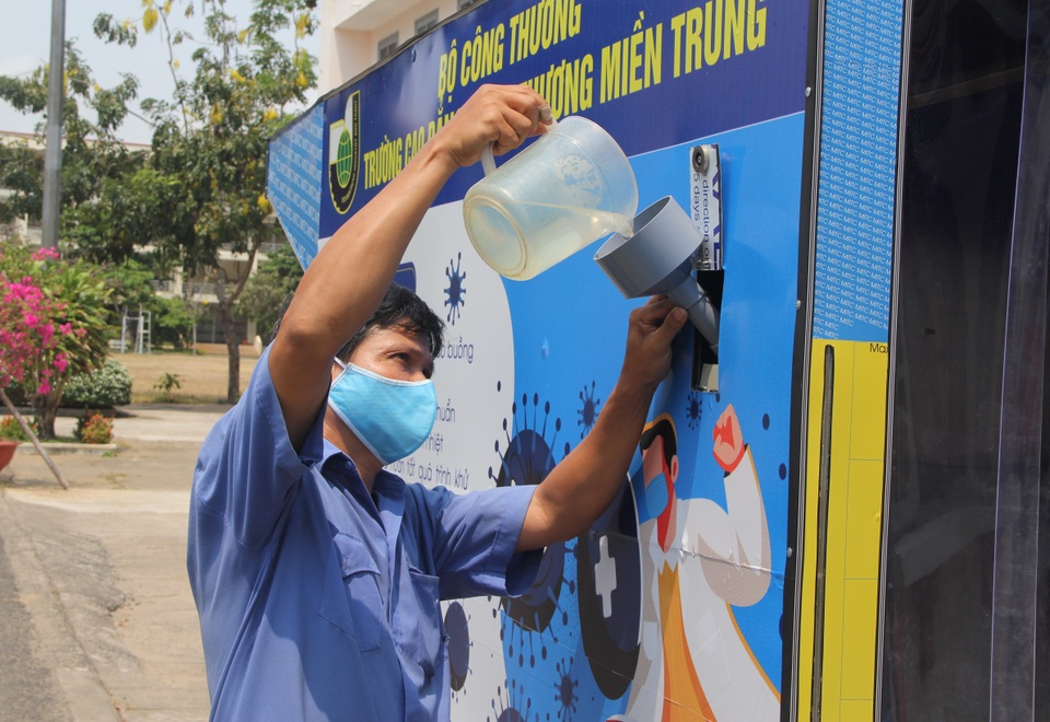 Thầy cô chế tạo buồng khử khuẩn để toàn trường sử dụng chống dịch Covid-19 - 6 Thầy cô chế tạo buồng khử khuẩn để toàn trường sử dụng chống dịch Covid-19 - 6