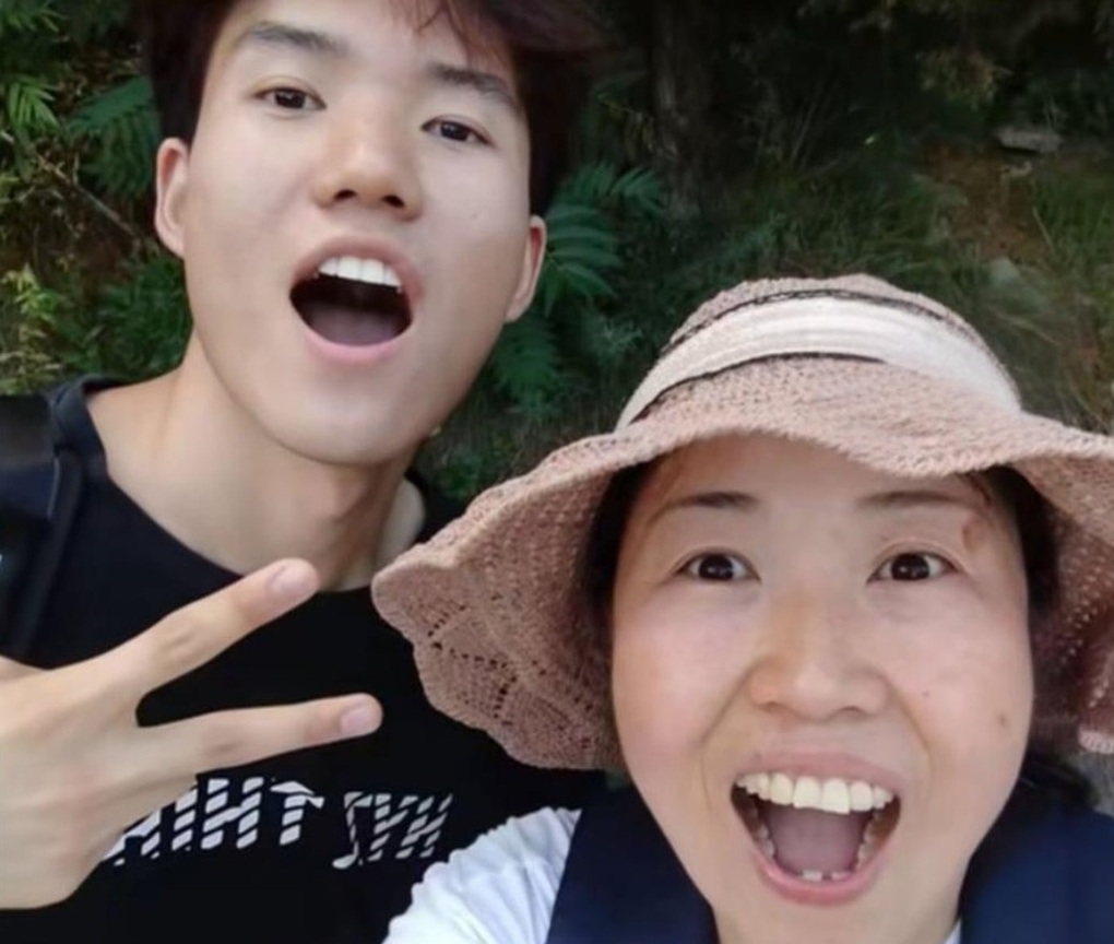 Nữ thợ may thêu “chui” logo hàng hiệu bỗng gây sốt, hãng tìm đến tặng quà - 2