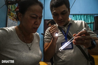 Hà Nội: Theo chân "đội đặc nhiệm" săn muỗi độc giữa cao điểm sốt xuất huyết