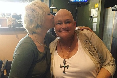 Con gái Vua nhạc Pop tái ngộ mẹ đẻ