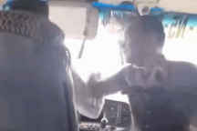 Tài xế xe buýt bị hành khách đánh khi xe đang chạy trên quốc lộ