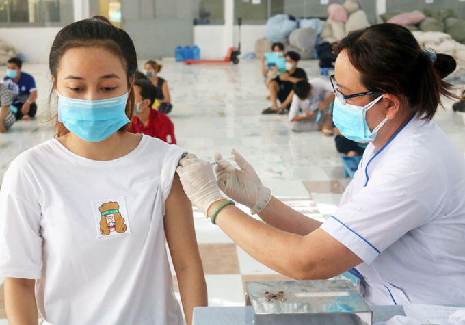 Thêm nhiều địa phương trên cả nước đã tiêm vaccine Covid-19 cho học sinh từ 12-17 tuổi.