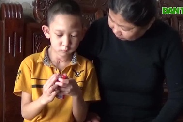 Cuộc hồi sinh của cậu bé đa dị tật bị bỏ rơi