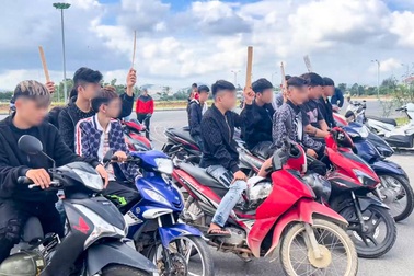 Lập nhóm đi hỗn chiến nhưng chém nhầm đối thủ