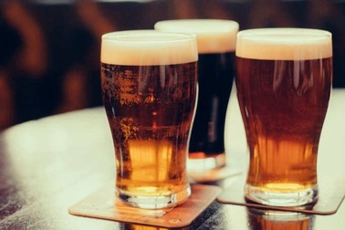 Hỏi đáp vắc xin Covid-19: Có được uống rượu bia sau khi tiêm phòng?