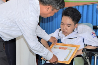 Nam sinh yếu tứ chi ngồi xe lăn, học giỏi để báo hiếu cha mẹ