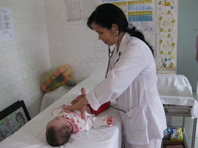 Nhân viên y tế khám chữa bệnh cho trẻ nhiễm HIV.