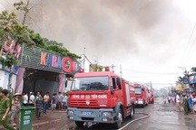 Lửa bao trùm hơn 30 phòng hát trong quán karaoke