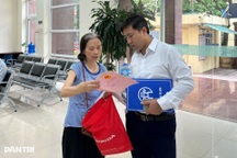 Người dân tấp nập đi làm thủ tục đất đai, xây dựng trong ngày đầu sáp nhập