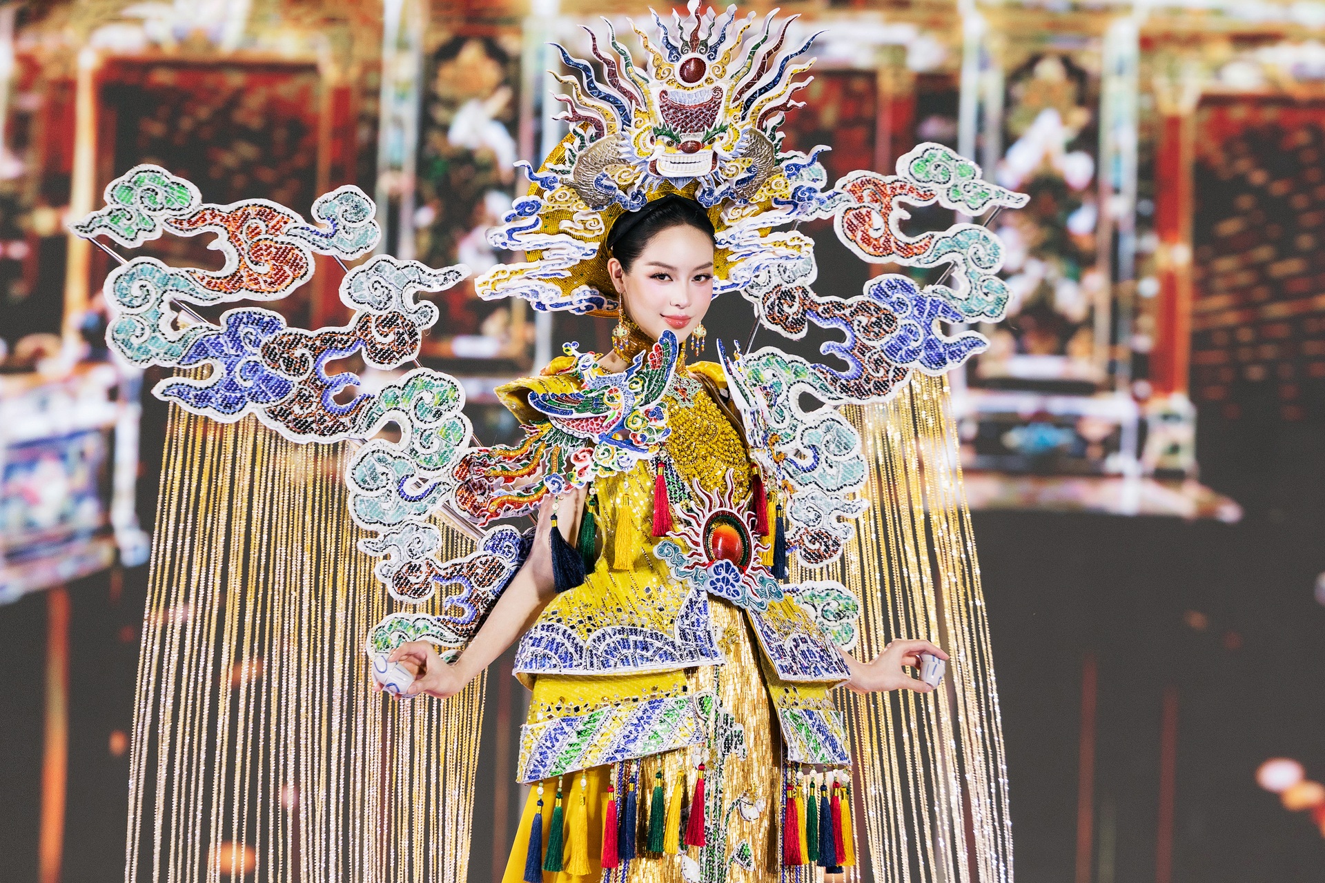 Thí sinh hoa hậu diện váy dạ hội, quấn trăn quanh cổ trình diễn gây chú ý - 9