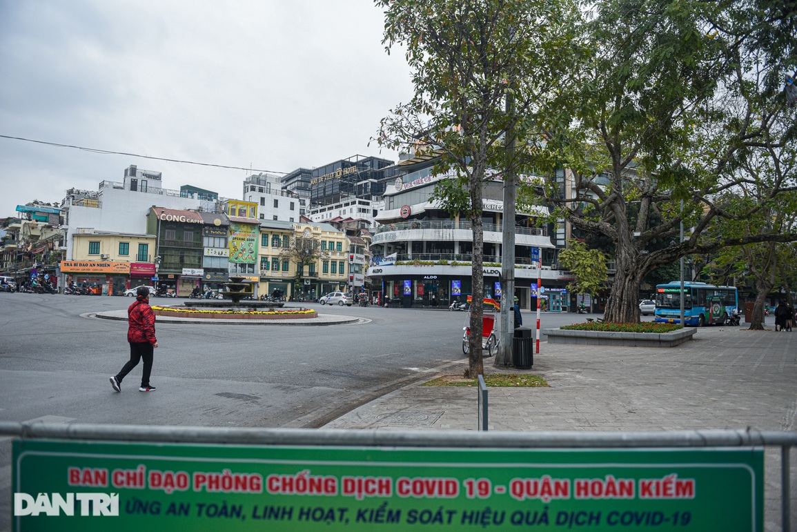 Đường phố vắng như Tết, quán xá đua nhau treo biển bán mang về ở Hà Nội - 2 Đường phố vắng như Tết, quán xá đua nhau treo biển bán mang về ở Hà Nội - 2
