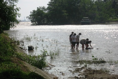  Hoảng hồn khi phát hiện xác chết nổi trên sông