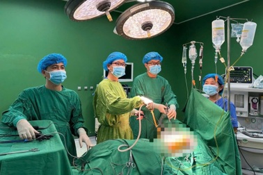 Nam sinh lớp 7 bị bạn đâm trọng thương trong trường học