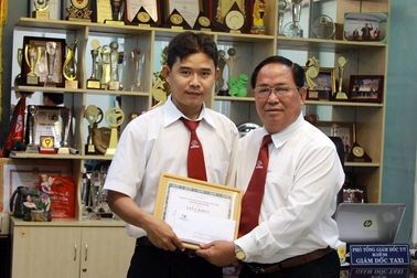 Tài xế Taxi trả lại hơn 200.000 đô la Singapore cho hành khách