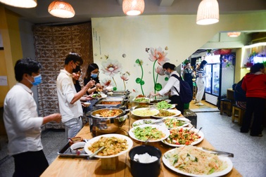 Độc đáo quán buffet chay "ăn tuỳ bụng, trả tuỳ tâm" ở Sài Gòn