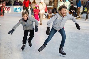 Giật mình “phim người lớn” trình chiếu trên màn hình ở sân chơi trẻ em