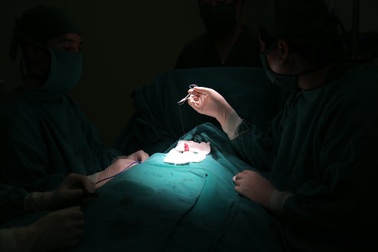 Kéo dài cậu nhỏ giải cứu tình trạng "vùi dương vật" khó tiểu tiện cho cậu bé 2 tuổi