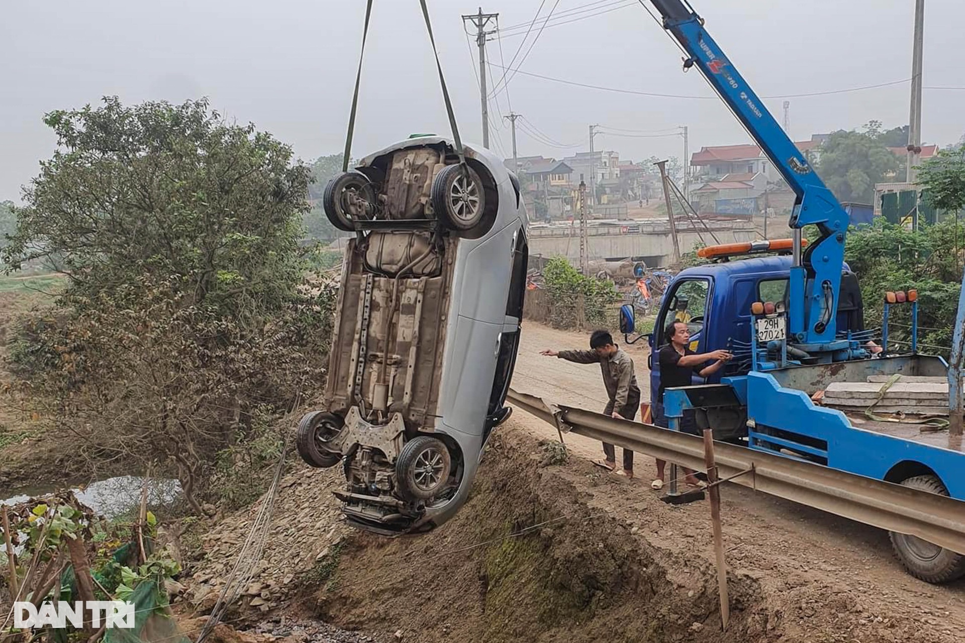 Dân khốn khổ vì cầu ở Ba Vì thi công dang dở, đường chi chít ổ gà, ổ voi - 10 Dân khốn khổ vì cầu ở Ba Vì thi công dang dở, đường chi chít ổ gà, ổ voi - 10
