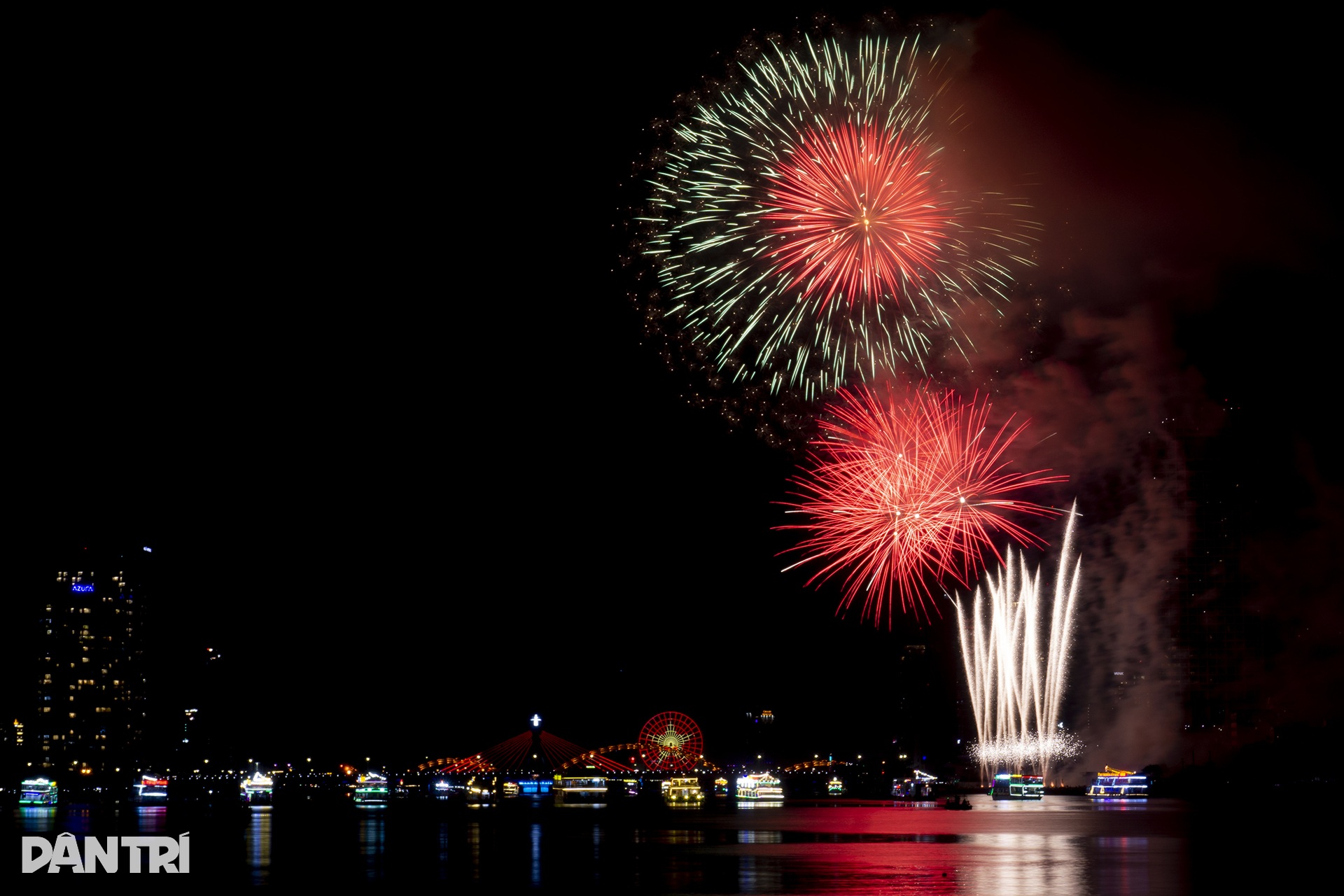 Anh và Ba Lan đốn tim khán giả với vũ điệu pháo hoa trên bầu trời Đà Nẵng - 2