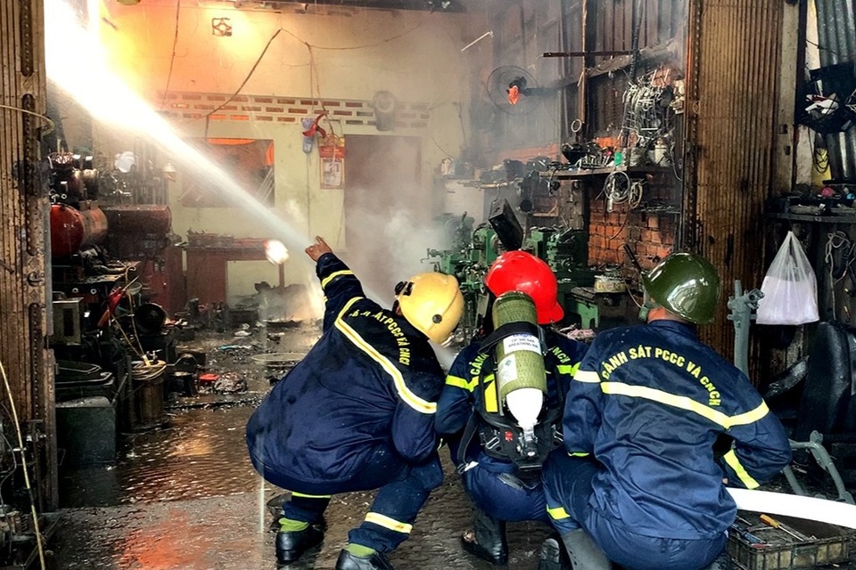 Bình gas phát nổ, 3 căn nhà bị thiêu rụi - 2 Bình gas phát nổ, 3 căn nhà bị thiêu rụi - 2
