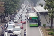 Hà Nội: Nhiều tuyến phố ùn tắc nghiêm trọng vào giữa trưa