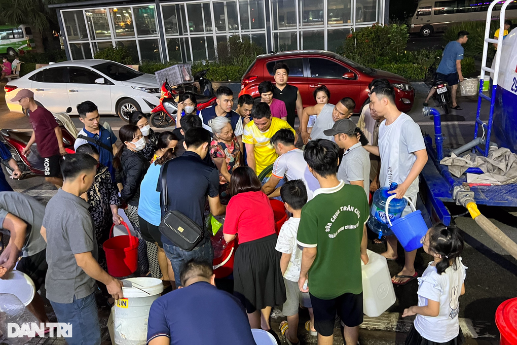 Chung cư Hà Nội mất nước: Dân hoang mang vì trạm nước cách nghĩa trang 500m - 1