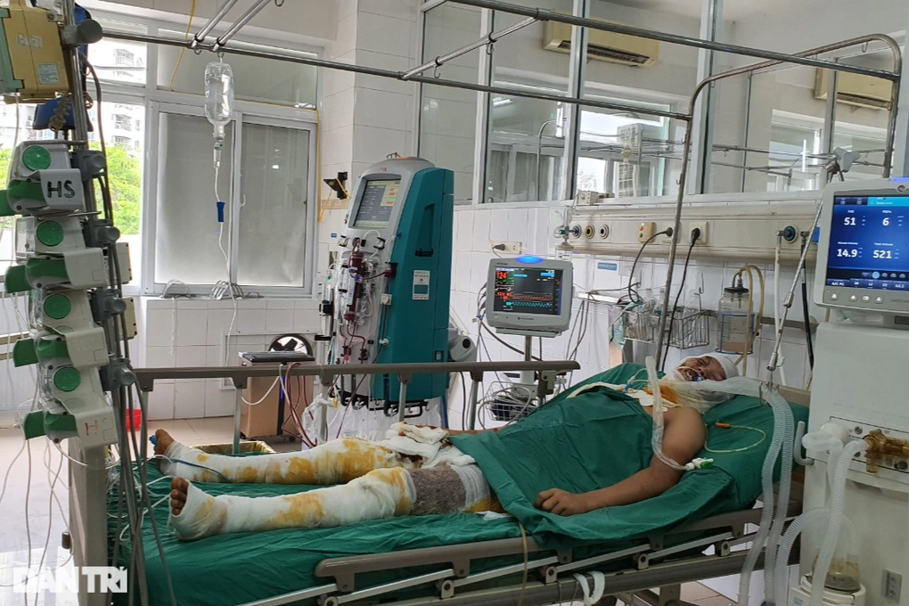 Xin cứu giúp chàng trai nghèo hiếu thảo bị phóng điện như ngọn đuốc sống - 3 Xin cứu giúp chàng trai nghèo hiếu thảo bị phóng điện như ngọn đuốc sống - 3