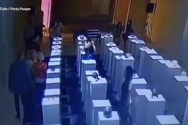 Mải chụp ảnh, khách tham quan phá hủy một loạt tác phẩm đắt tiền