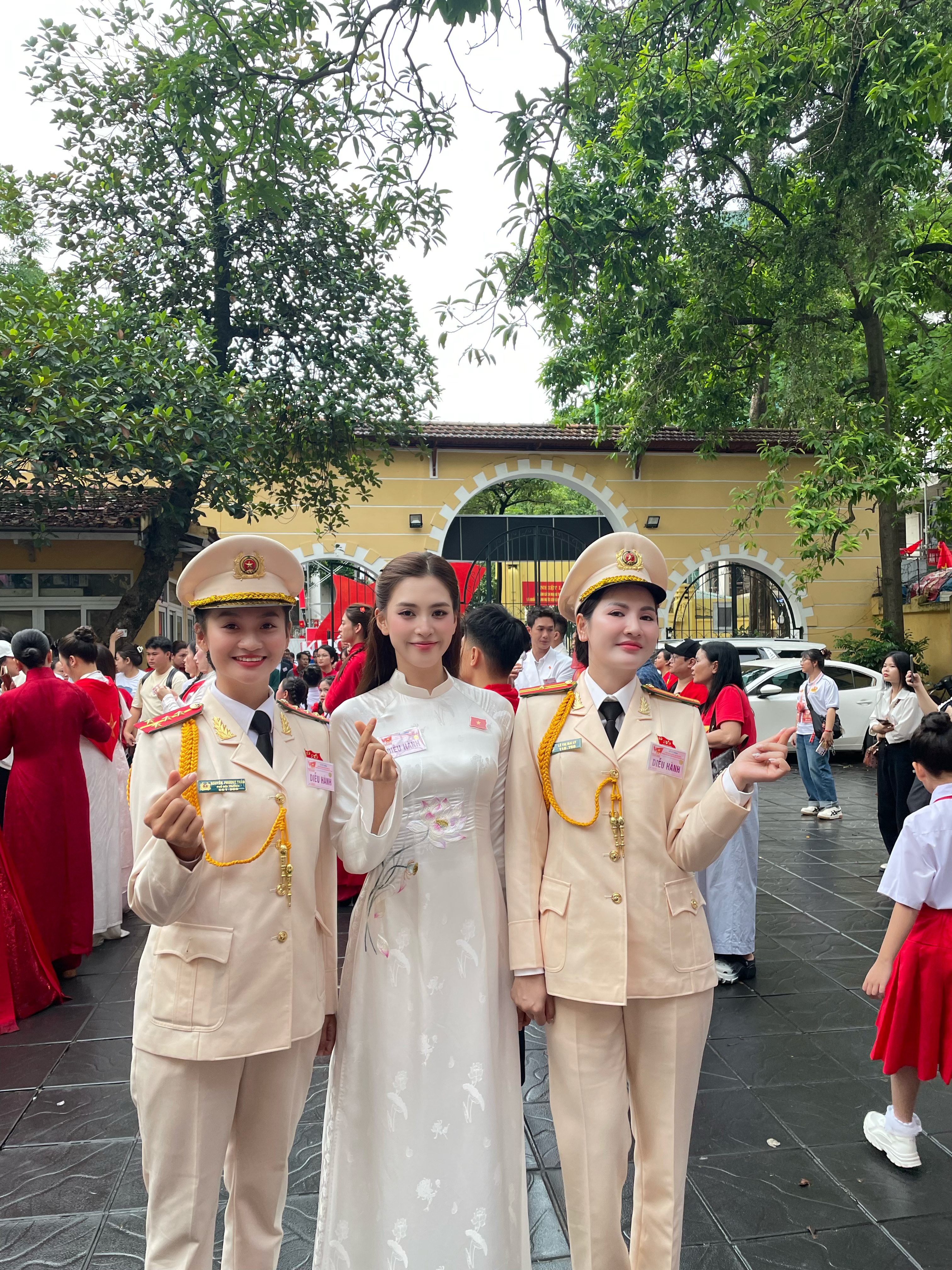 La señorita Tieu Vy compite con el mayor de policía interpretando el papel de una chica de la calle - 2 Hoa hậu Tiểu Vy đọ sắc cùng Thiếu tá công an vào vai girl phố - 2