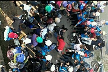 Hai nhóm nữ sinh đánh nhau dữ dội trong tiếng hò reo của hàng chục bạn bè