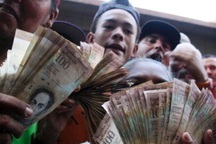 Venezuela: Có nơi dân còn phá ngân hàng và đốt tờ 100 Bolivar