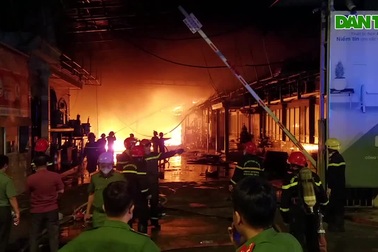 Hiện trường vụ cháy kinh hoàng tại xưởng vải ở Sài Gòn