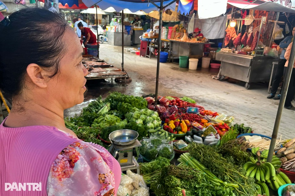 Giá rau đắt như thịt, bà nội trợ cầm 200.000 đồng đi chợ chỉ dám... rón rén - 3