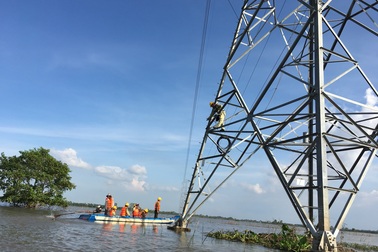 Phát thanh, phát tờ rơi tuyên truyền bảo vệ an toàn lưới điện