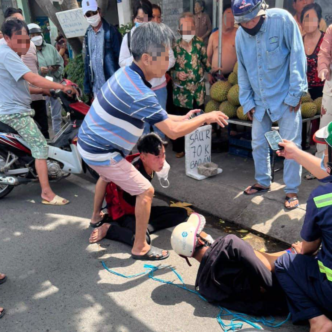 Đề xuất khen thưởng 2 người dân dũng cảm vây bắt kẻ cướp táo tợn - 1 Đề xuất khen thưởng 2 người dân dũng cảm vây bắt kẻ cướp táo tợn - 1