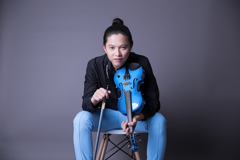 Nghệ sĩ Violin Anh Tú: “Tôi chỉ lãng mạn khi cầm cây đàn” - 2 Nghệ sĩ Violin Anh Tú: “Tôi chỉ lãng mạn khi cầm cây đàn” - 2