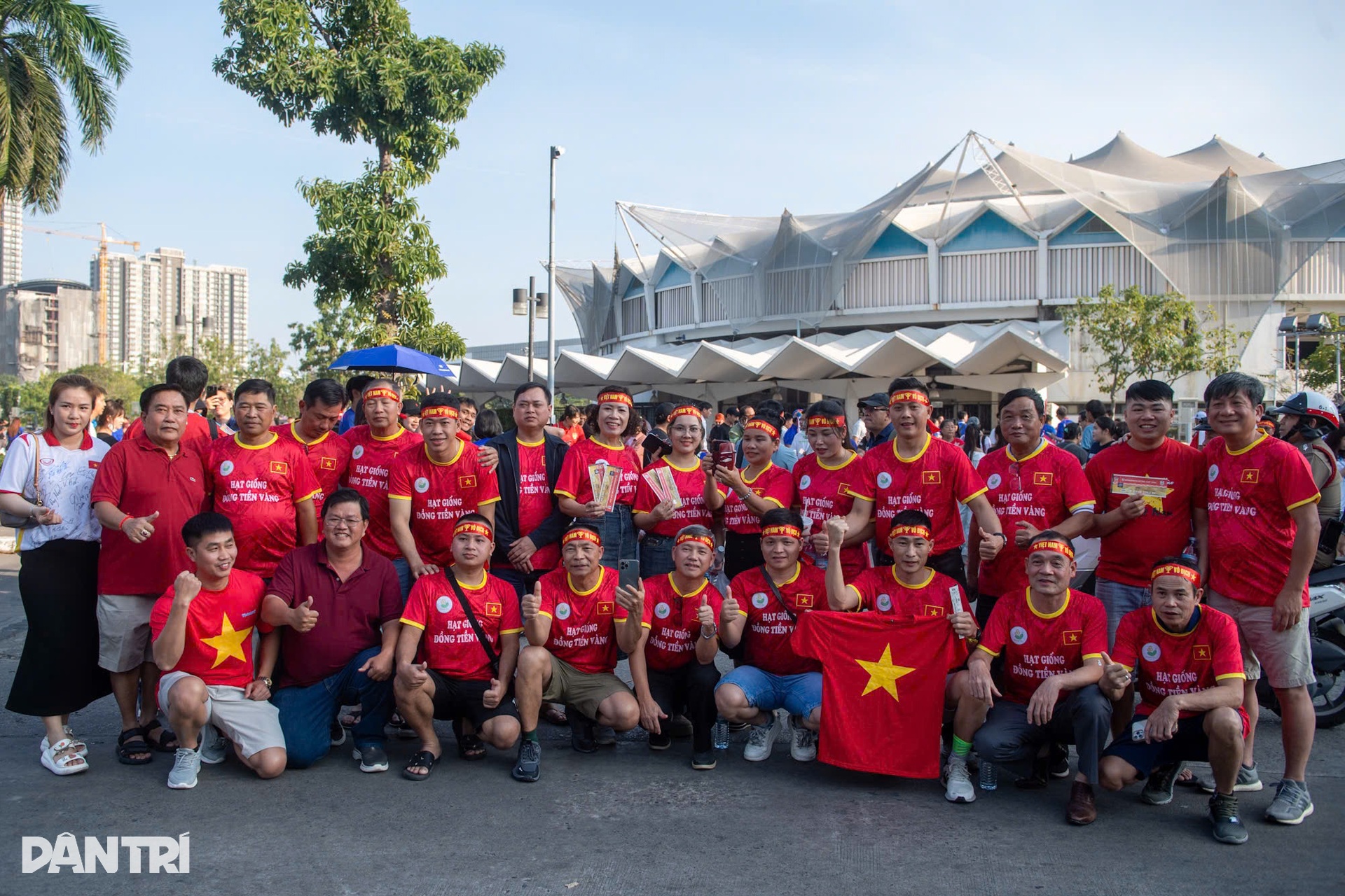 Người hâm mộ phủ đỏ SVĐ Thái Lan, cổ vũ tuyển Việt Nam giành cúp vô địch - 1 Người hâm mộ phủ đỏ SVĐ Thái Lan, cổ vũ tuyển Việt Nam giành cúp vô địch - 1