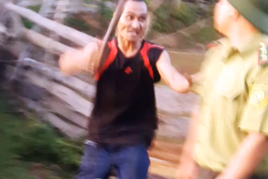 Lâm tặc lao xe, rút hung khí đánh gục 2 cán bộ kiểm lâm