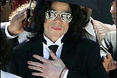 Michael Jackson lại cưới vú em!