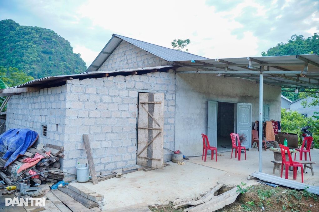 Bạn đọc Dân trí giúp 2 mẹ con cụ bà nghèo khó có ngôi nhà Nhân ái vững chãi - 2 Bạn đọc Dân trí giúp 2 mẹ con cụ bà nghèo khó có ngôi nhà Nhân ái vững chãi - 2