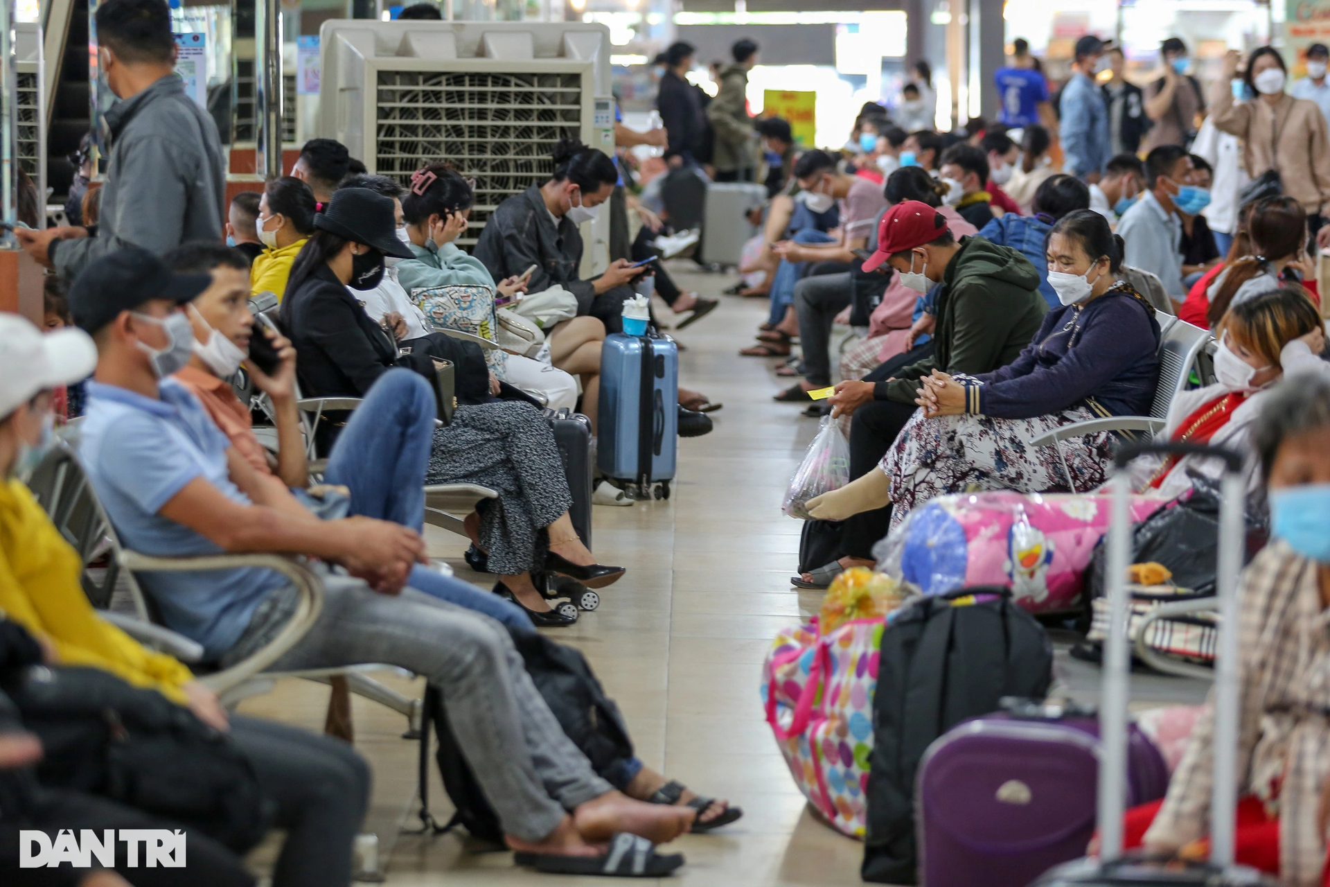 Dòng người dài 2km dầm mưa, len lỏi trong ùn tắc rời TPHCM về quê nghỉ lễ - 8 Dòng người dài 2km dầm mưa, len lỏi trong ùn tắc rời TPHCM về quê nghỉ lễ - 8