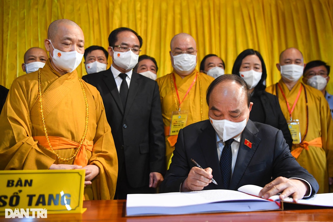 Chủ tịch nước Nguyễn Xuân Phúc dự lễ viếng Đại lão hòa thượng Thích Phổ Tuệ - 3 Chủ tịch nước Nguyễn Xuân Phúc dự lễ viếng Đại lão hòa thượng Thích Phổ Tuệ - 3
