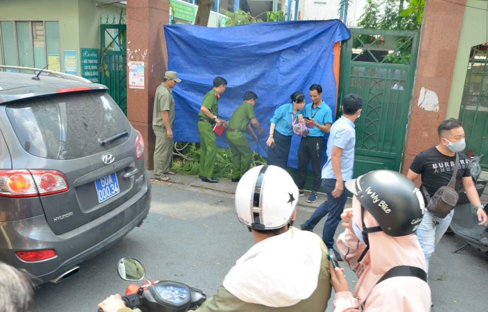 Vụ cây phượng đổ đè 13 học sinh: Phụ huynh rơi nước mắt ngóng con - 2 Vụ cây phượng đổ đè 13 học sinh: Phụ huynh rơi nước mắt ngóng con - 2