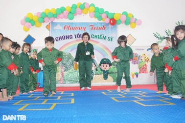 Xem giáo viên mầm non hóa thân thành nông dân, bộ đội để thi tài