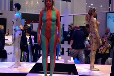 Ảnh người mẫu ngực trần gây tranh cãi  tại CES 2013
