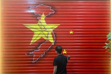 Theo "trend" vẽ cờ Tổ quốc, họa sỹ mỏi tay làm đến nửa đêm