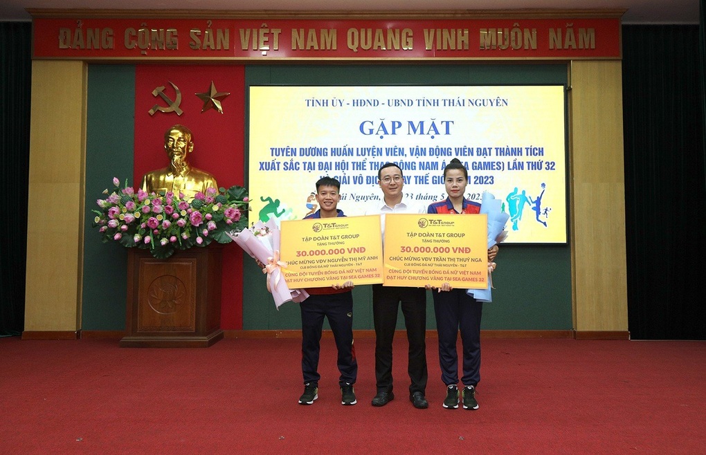 Mỹ Anh và Thúy Nga nhận thưởng lớn sau tấm HCV bóng đá nữ SEA Games 32 - 1 Mỹ Anh và Thúy Nga nhận thưởng lớn sau tấm HCV bóng đá nữ SEA Games 32 - 1